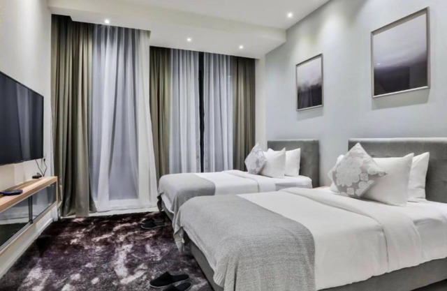 Deluxe King Suite with Twin Tower View 5
