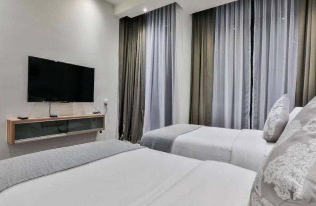 Deluxe King Suite with Twin Tower View 13