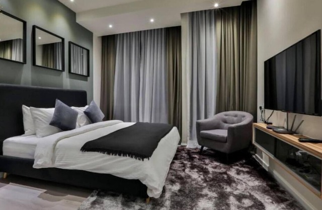 Deluxe King Suite with Twin Tower View 24