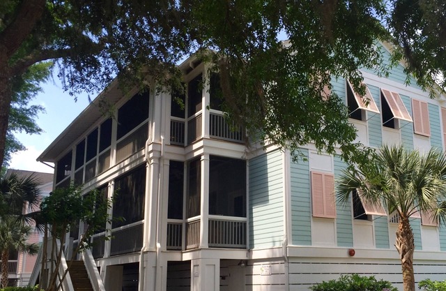 Deluxe Oceanview Penthouse, Pool, Fitness Center & Transport From Dock Included!
