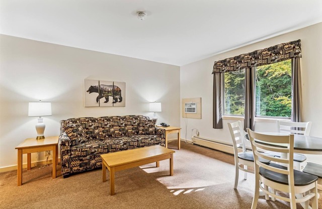 Deluxe one bedroom suite located on 2nd floor with outdoor heated pool 21416