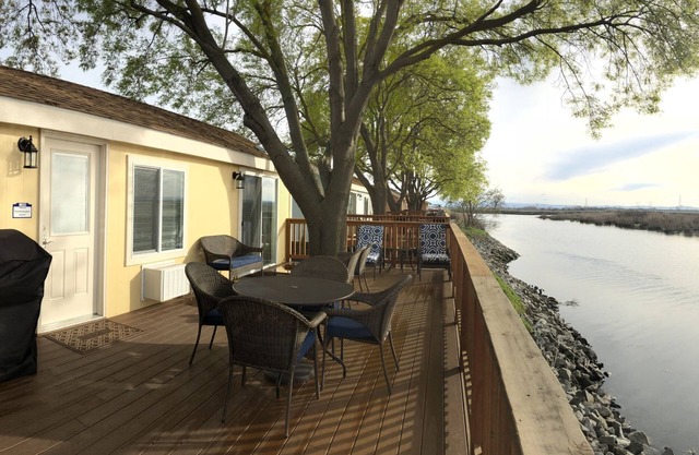 Deluxe "Riverside" Vacation rental in private marina on the California Delta