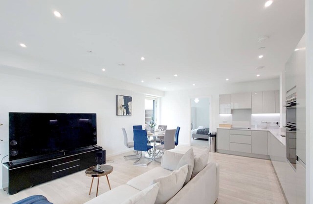 Deluxe Serviced Three Bed Apartment