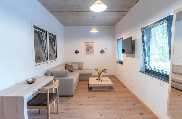 Deluxe Studio (1) - Colakation GmbH