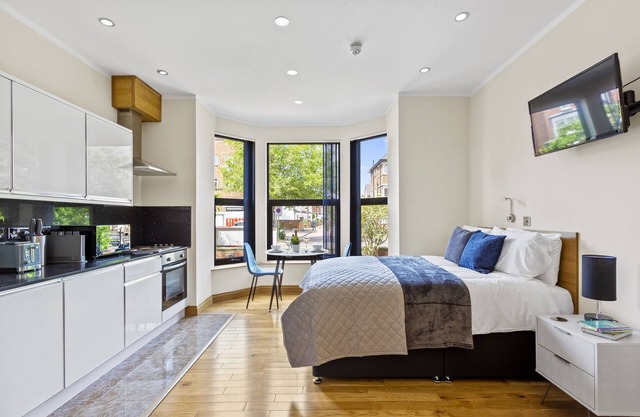 Deluxe Studio Apartment with Free Parking and Wi-Fi