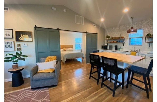 Deluxe Studio w/great location! Sleek & stylish!