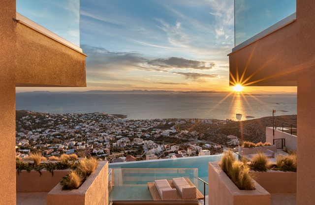 Deluxe Suites by Saronida Hills