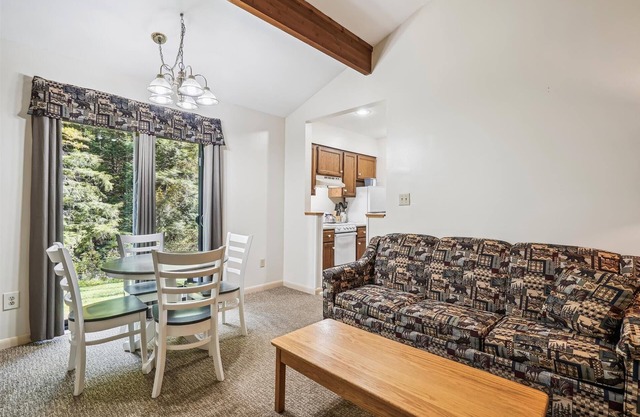 Deluxe Two Bedroom Suite on the 1st floor with outdoor heated pool 10506