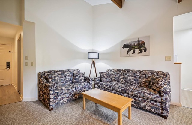 Deluxe Two Bedroom Suite on 2nd floor with outdoor heated pool 20102