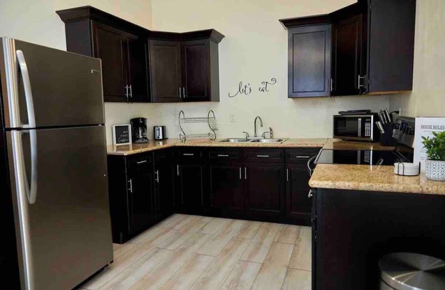 Delva’s Place-Gated 3 bedroom - Pet Friendly