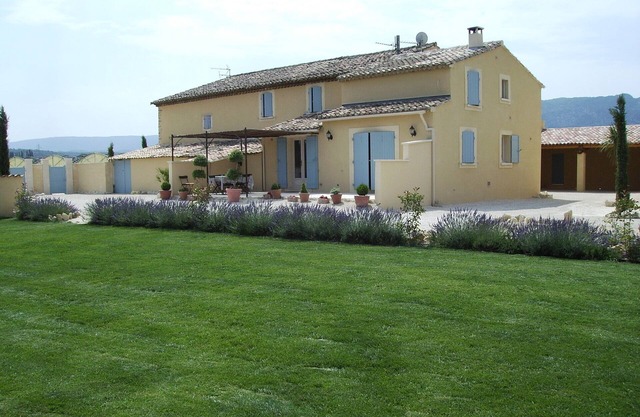 DEMEURE D'HOTES LUBERON MAS DANSAVAN Air-conditioned swimming pool and landscaped area
