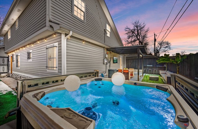 Denver Home: Hot tub, Theater, Gym 6 bedrooms 3 baths, king bed