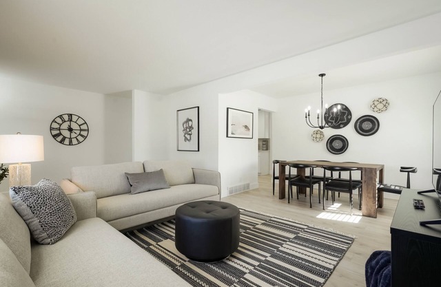 DenverStays: 5BR Stylish and Modern Home w/Garage, great for pets and families!