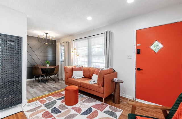 Derby Delight - Cozy King - Near Park!