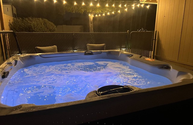 Desert Manor - Fully remodeled 3 bedroom home with game room and hot tub!