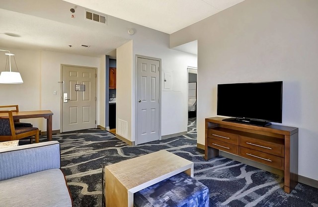 Desert Oasis Retreat in Phoenix! Free Breakfast, Pool, Kitchen, Pets Allowed!