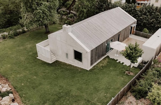 Design architect house, large fenced garden, fireplace, Klafs sauna, large windows and courtyard in the countryside
