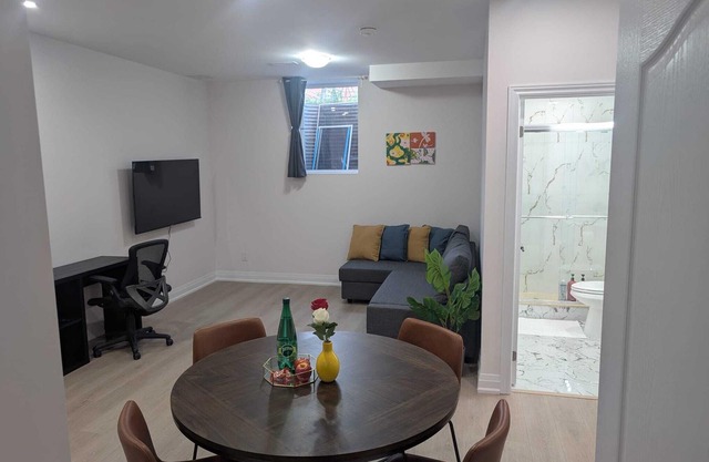 Design your stay: private suite, configurable rooms, minutes from shops.