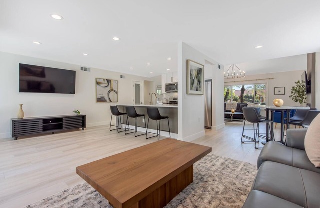 DESIGNER 4-bedroom 2 Bath POOL, SPA & ARCADE! Santa Clarita Valley