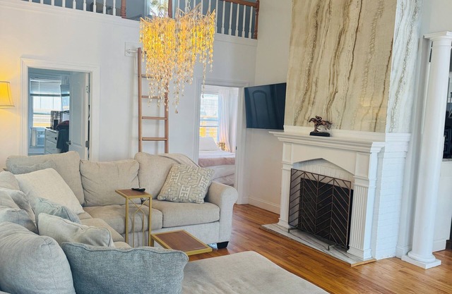 Designer 5 Bedroom, 3.5 bath home. Pool, Hot Tub, Pizza Oven, BBQ, bicycles.