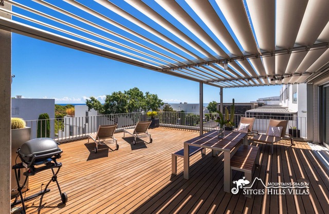 Designer Apartment Casa Del Mar with A/C, com pool and sea views