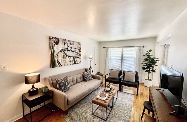 Designer Bixby Knolls 2 bedroom with Parking near Cafes/Bars/Shopping