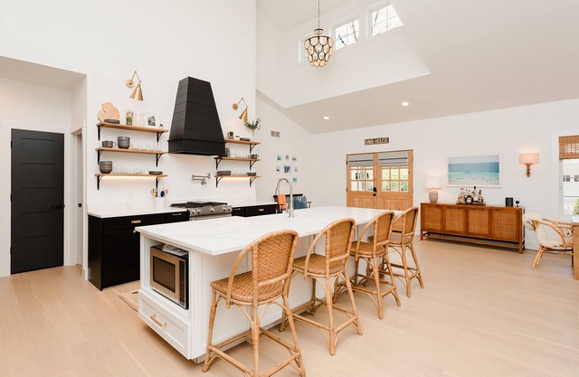Designer home across from beach, big yard, fire pit, 3 blks to park/playground