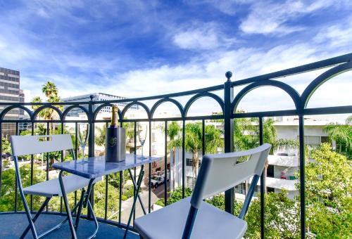 Designer Penthouse 2 Bedroom with Balcony Beverly Hills Adjacent