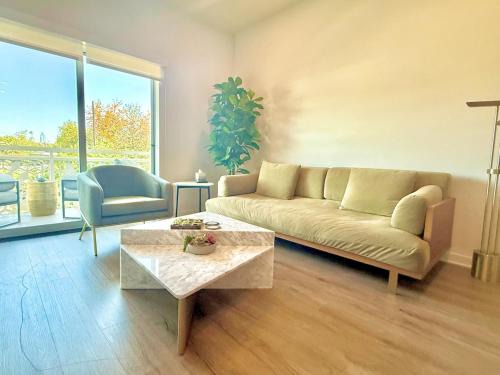 Designer Silver Lake Stylish One Bedroom with Parking
