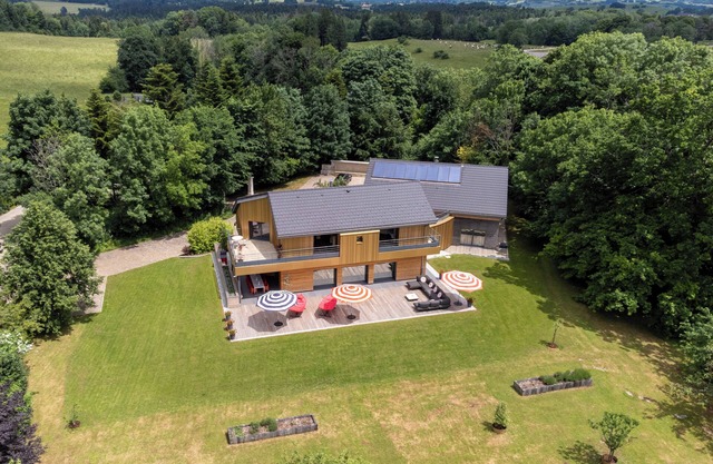 Designer vacation home for 8, private heated indoor pool, Jura