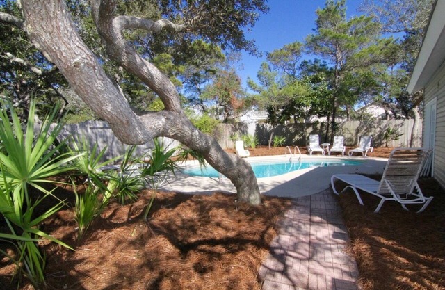 DESTIN BEACH PARADISE! LARGE PRIVATE POOL, AMAZING BEACHES AND GOLF CART DEALS!
