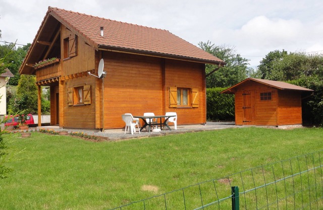 Detached chalet completely enclosed at the foot of the forest in a quiet hamlet