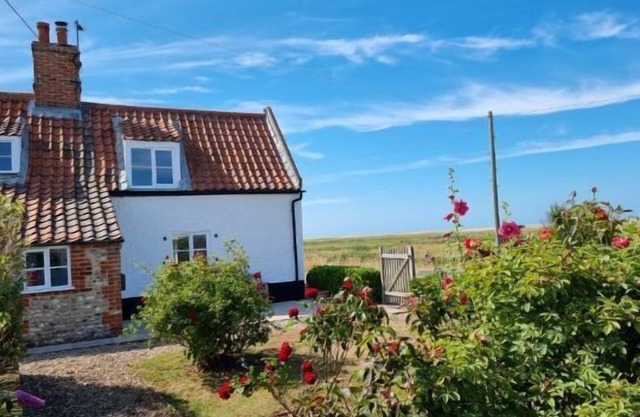 Detached 1-bed cottage overlooking the salt marshes
