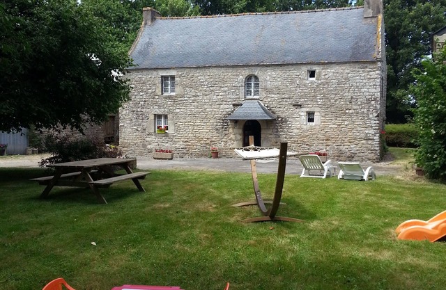 Detached 17th-century character gîte near a farmhouse