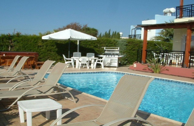 Detached 3 double bedroom villa with private heated pool in Paphos