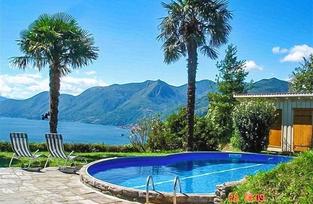 Detached 4½-room house with pool and breathtaking view of the lake