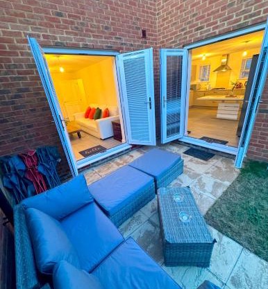 Detached 4BR House - Private Garden, Garage & Parking - Perfect for Long Stays, Families, Contractors