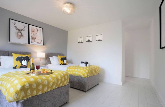 Detached 6 Bedroom House - Free Parking & FastWifi