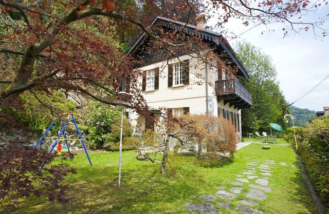 Detached 6½-room house with garden and beautiful lake view
