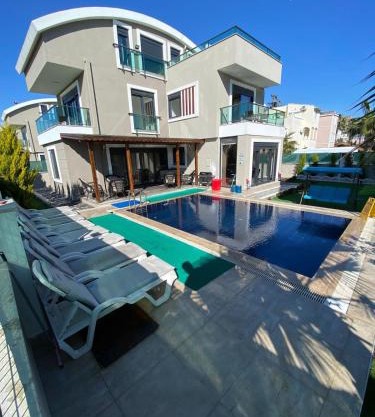 Detached and luxury villa in kadriye