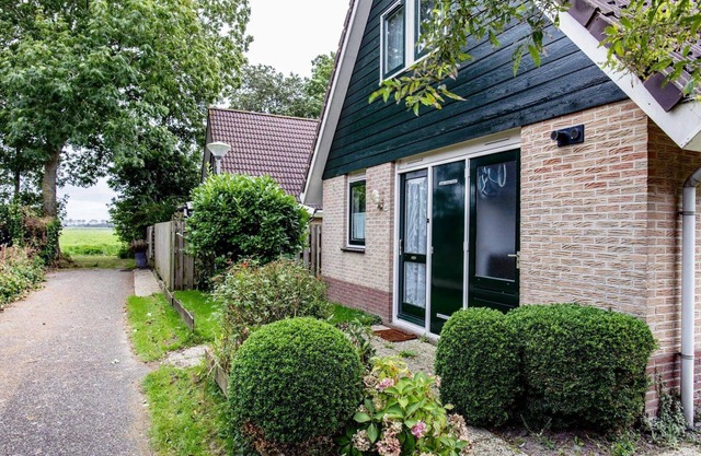 Detached bungalow in North Holland style with spacious garden