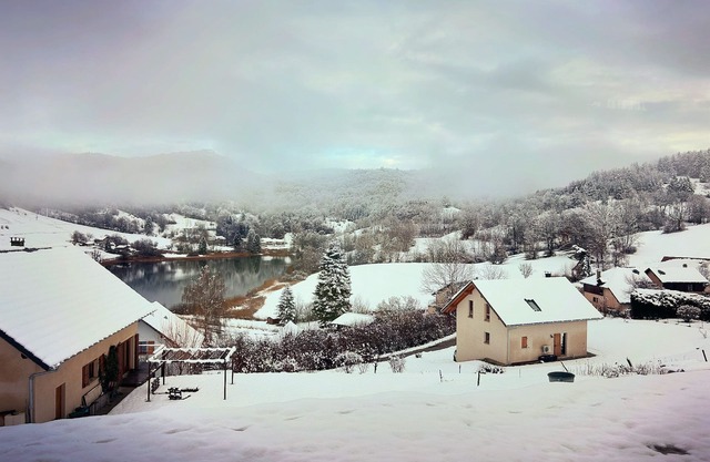 Detached chalet with lake and mountain views