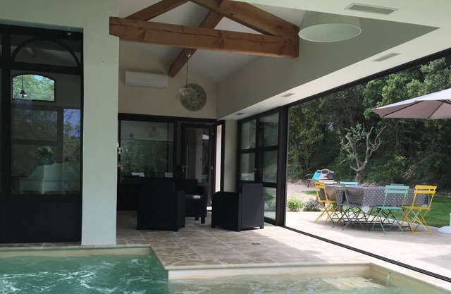Detached, fenced house with private heated garden and indoor pool
