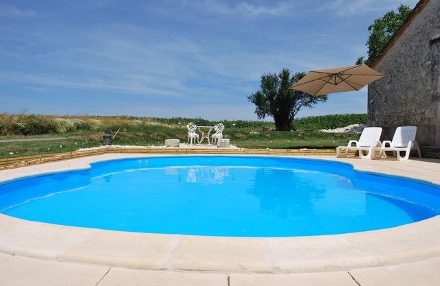 Detached Rural barn retreat set in open farm land -with private pool