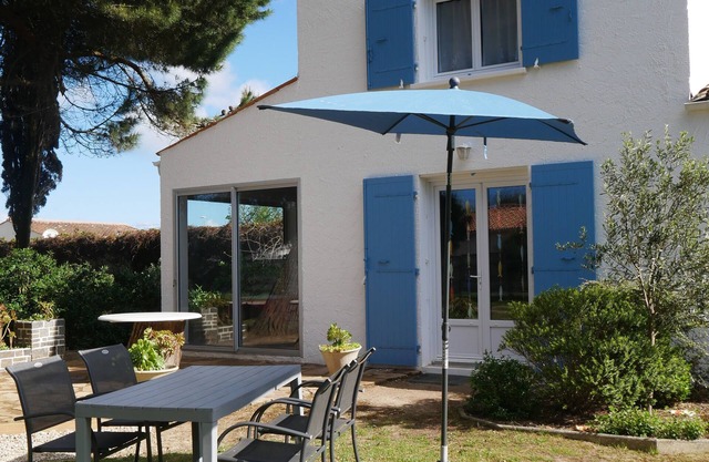 detached house in a quiet shady park near the fishing port