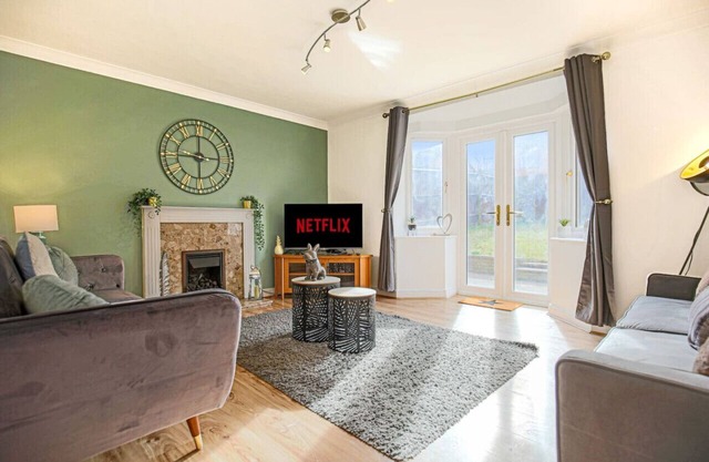 Detached House - Free Parking, Fast Wifi & SmartTV