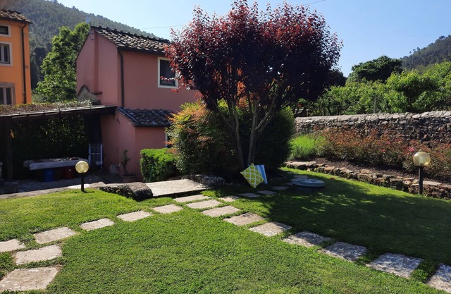 Detached house for 4 people in the green Tuscan hills 7 km from Lucca