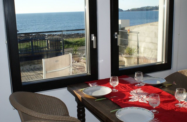 Detached house with sea view and access to the beach for 2 to 4 people