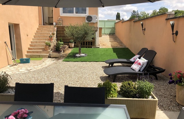Detached house near Chablis with enclosed courtyard (Gîte)
