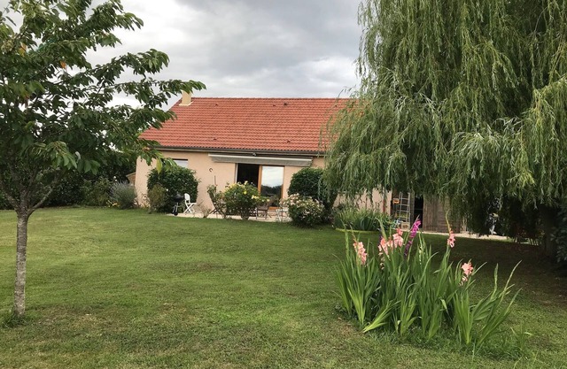 Detached house on large plot of land near Jura and wine route